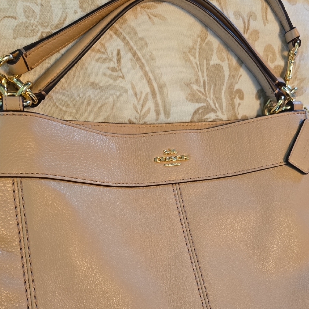 Coach Tan Leather Shoulder Bag with Classic Design - Picture 2 of 9